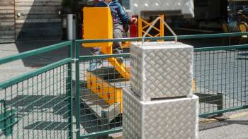 Un enfant joue avec une pelleteuse devant le Schlucher-Treff