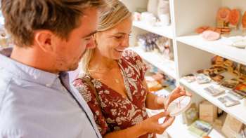 Un couple découvre dans Hoi-Laden de superbes produits du Liechtenstein