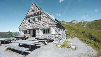 Refuge Pfälzerhütte dans les Alpes liechtensteinoises, par temps ensoleillé