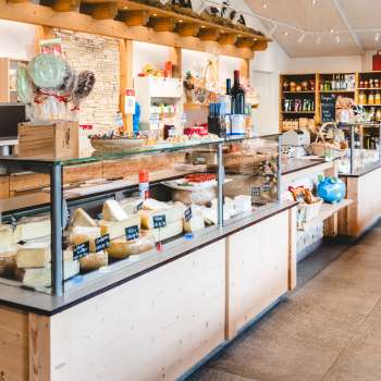 Salle de vente moderne du magasin de la ferme Bangshof au Liechtenstein avec des produits régionaux tels que du fromage, du yaourt et des fruits.