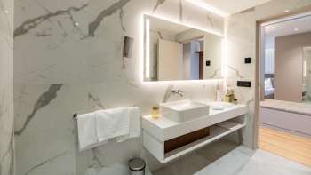 Salle de bains moderne à l'Alpin Royal Hotel