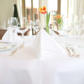 Table festive avec nappe blanche et tulipe fraîche