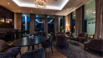  Intérieur du restaurant avec des tables en bois modernes, des chaises confortables et un éclairage d'ambiance.