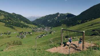 Une famille apprécie de se balancer ensemble sur le Sentier des balançoires à Malbun