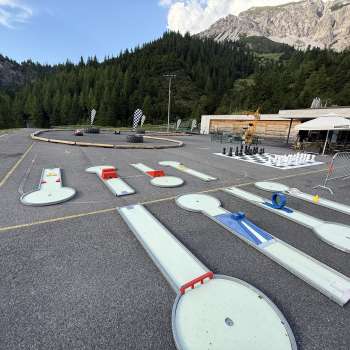 minigolf des Alpes, mini-car et champ d'échecs devant le Schlucher-Treff