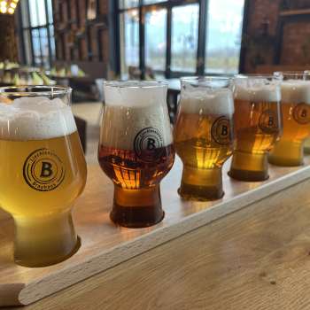 Différentes sortes de bières dans un set de dégustation sur une table en bois - de la bière blonde à la bière brune, servies dans des verres élégants dans le Liechtensteiner Braustube