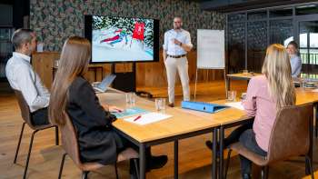 Exposé d'impulsion avec Marco Büchel dans une salle de réunion Exposé d'impulsion avec Marco Büchel dans une salle de réunion