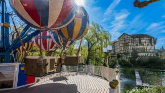 Détail de l'attraction thématique Liechtenstein à Europa-Park : des ballons colorés devant un décor à colombages sous le soleil