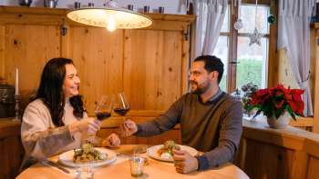 Couple dînant dans le confortable salon en bois de l'Gasthof Au
