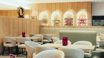 Café moderne avec des éléments en bois clair, des sièges élégants et une atmosphère accueillante