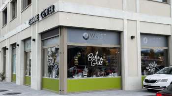 Vue extérieure de la boulangerie Wüst à Eschen avec de grandes vitrines et des inscriptions modernes