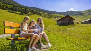 Famille jouant aux devinettes pendant le Détective-Trail à Malbun
