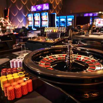 Table de roulette élégante avec jetons et boule dans l'intérieur stylé du Casino Admiral Triesen.