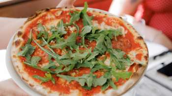 Salade Caprese avec tomates, mozzarella, basilic et vinaigrette au vinaigre balsamique, accompagnée de pain frais