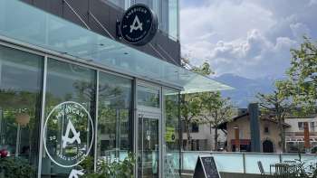 Vue extérieure de l'American Bagel & Coffee Co. avec vue sur la terrasse 