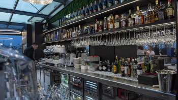 Gros plan sur le bar stylé du restaurant Casino Royal, qui propose un large choix de boissons et un design moderne.