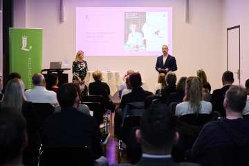 Forum du tourisme 2024 au centre de manifestations kommod à Ruggell avec focus sur MICE - conférence devant un public de professionnels au Liechtenstein