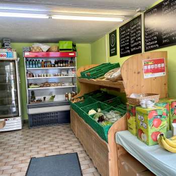  Salle de vente dans le magasin de la ferme Aeulehof avec légumes frais, boissons et étagères réfrigérées au Liechtenstein.