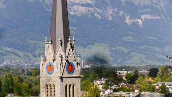 Vue sur la cathédrale St-Florin à Vaduz avec les montagnes en arrière-plan