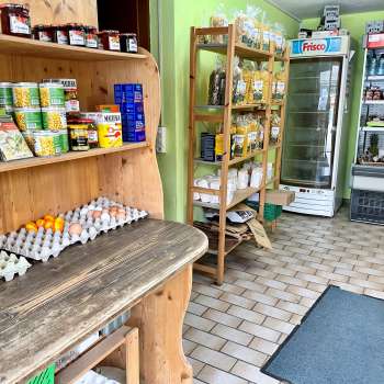  Vue intérieure du magasin de la ferme Aeulehof avec des étagères remplies de produits régionaux, notamment des œufs et des conserves.