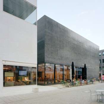 Vue extérieure du Musée des Beaux-Arts du Liechtenstein avec sa façade moderne et sa terrasse de café à Vaduz.