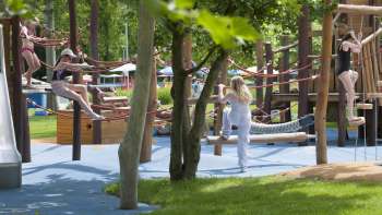  Tables et chaises colorées au restaurant de la piscine en plein air Mühleholz - idéal pour se détendre après la baignade.