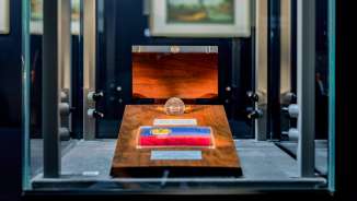 Détail d'une présentation du drapeau national du Liechtenstein dans une chambre en verre dans la Chambre du Trésor du Liechtenstein avec une noble monture en bois