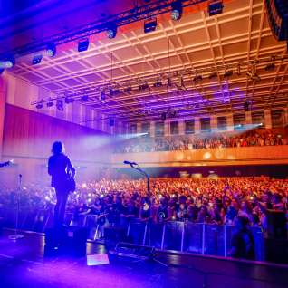 Concert de Silbermond au FL1.Life Festival au SAL de Schaan, avec un public enthousiaste et un éclairage de scène évocateur