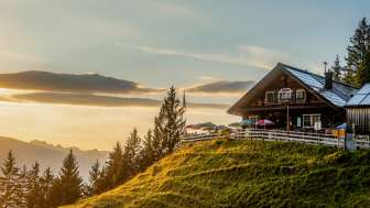 refuge de Gafadura dans la lumière du soir - refuge de montagne idyllique avec vue au Liechtenstein refuge de Gafadura sur une colline verdoyante au Liechtenstein au coucher du soleil avec vue panoramique sur les montagnes