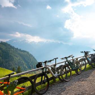 Des vélos sont stationnés devant le refuge Gafadurahütte au Liechtenstein, avec vue sur le panorama alpin dans la lumière de fin d'après-midi.