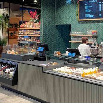 Comptoir moderne avec tableau d'affichage numérique et délicieux snacks