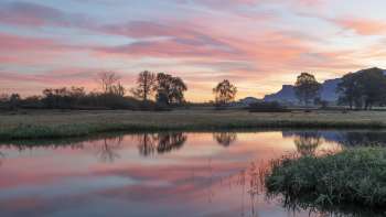 réserve naturelle du Ruggeller Riet au crépuscule avec un étang au premier plan 