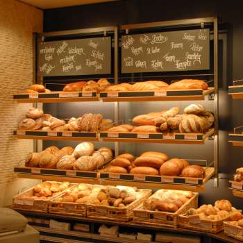 Étagère remplie de pains et autres délices à la boulangerie-pâtisserie Amann