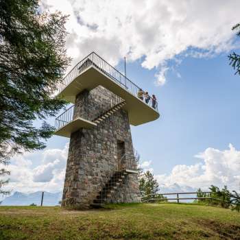 Tour panoramique Gaflei au Liechtenstein avec mur de pierre, escalier en colimaçon et plate-forme - destination de randonnée appréciée pour sa vue panoramique.