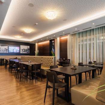 Salle élégante du restaurant Kommod avec une disposition symétrique et une atmosphère chaleureuse.