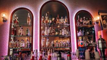 Etagère de bar avec un grand choix de spiritueux