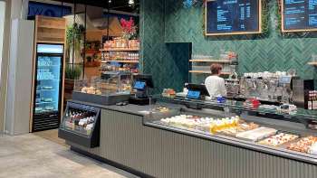Comptoir moderne avec tableau d'affichage numérique et délicieux snacks