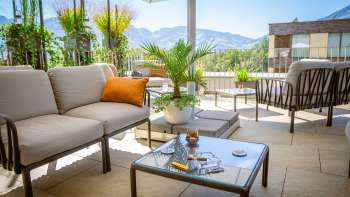 Terrasse avec cocktails et vue sur les Alpes liechtensteinoises