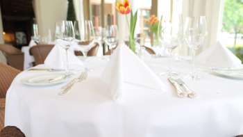 Table festive avec nappe blanche et tulipe fraîche