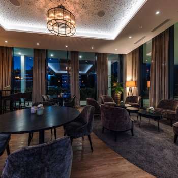  Intérieur du restaurant avec des tables en bois modernes, des chaises confortables et un éclairage d'ambiance.