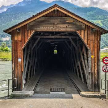 Entrée du vieux pont sur le Rhin Vaduz-Sevelen - pont en bois classé monument historique servant de voie piétonne et cyclable entre le Liechtenstein et la Suisse.