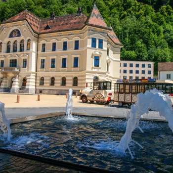Le bâtiment du gouvernement du Liechtenstein, avec la fontaine au premier plan