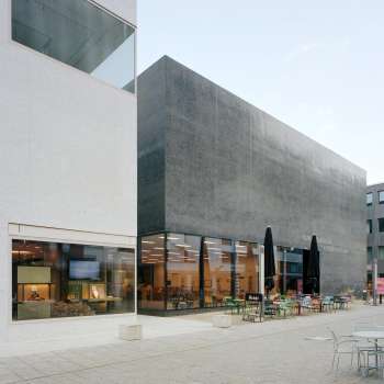 Vue extérieure du Musée des Beaux-Arts du Liechtenstein avec sa façade moderne et sa terrasse de café à Vaduz.