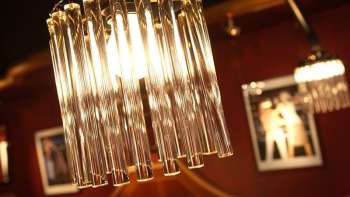 Gros plan sur un lustre moderne avec une ambiance lumineuse stylée