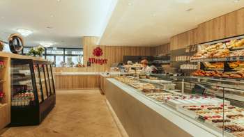 Espace de vente au Café Wanger avec différents gâteaux et autres friandises sur le comptoir