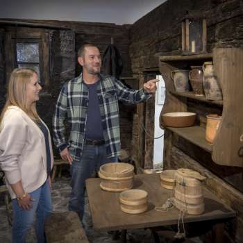Les visiteurs admirent des objets usuels historiques au musée Walser