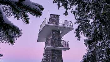 Deux personnes apprécient la vue du point de vue de Gaflei sur la vallée du Rhin au Liechtenstein par temps clair.