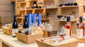 Panier-cadeau avec du vin, du miel et des délicatesses du Liechtenstein au Liechtenstein Center.