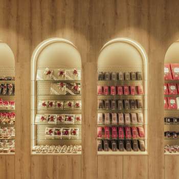 Étagère murale décorative avec des boîtes de chocolats et de délicieuses friandises disposées avec style