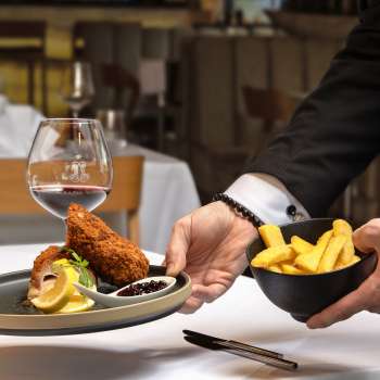 Plat servi avec de la viande panée et des frites dans une présentation moderne au restaurant Alpspitz.